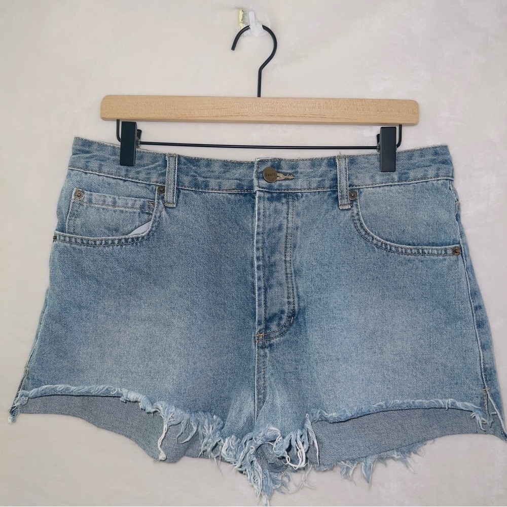 Amuse Society Light Wash Denim High Waisted Button Fly Cut Off Shorts size 31